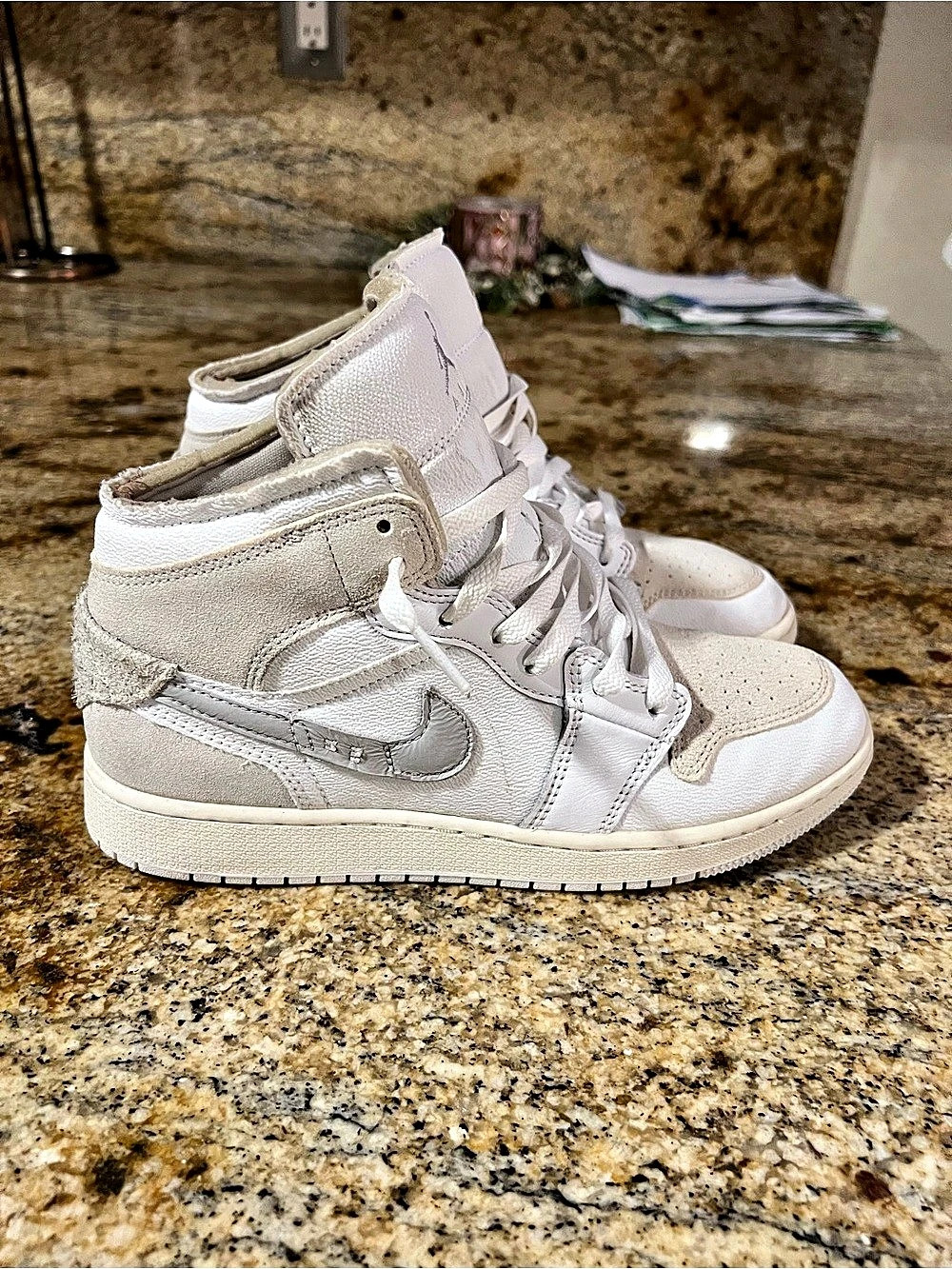 Air Jordan 1 Mid SE Craft GS Inside Out White Sail Size 6.5Y / Women’s 8 Unisex
